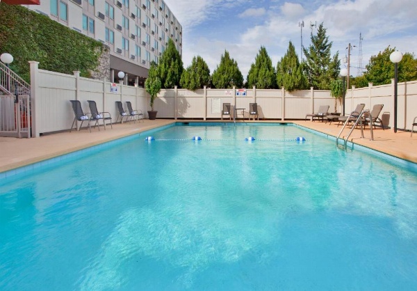 Holiday Inn At the Campus image 14